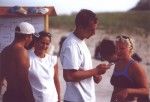 Hmmm. Die Wismaraner Jugend versucht alles, um attraktive Frauen kennenzulernen... ;-)
Größe: 800 x 546, 51536 Byte
Urheber: active beach e.V.