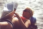 Eve bei der Zeitungslektre. 