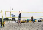 Reines Turbineduell: Eimer im Angriff, Ambe nach Zuspiel, Leuchti beim Zehenspitzenblock, Detlef nicht im Bild
Gre: 800 x 555, 84334 Byte
Urheber: active beach e.V.