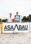 Zwei unserer Orgm�dels und Plakat eines Unterst�tzers des Turniers
Gr��e: 532 x 768, 71027 Byte
Urheber: active beach e.V.