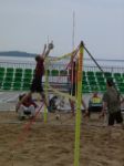 Denny mit hchst eigenartiger Schritttechnik beim Block
Gre: 600 x 800, 65630 Byte
Urheber: active beach e.V.