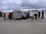 Zeltaufbau am Freitag Abend - jeder mute ran, vielen Dank den Helfern!
Gre: 600 x 450, 75693 Byte
Urheber: active beach e.V.