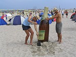 Matze hlt sich wie immer an der Flasche fest
Gre: 600 x 450, 89579 Byte
Urheber: active beach e.V.