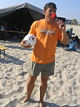 Der offizielle Spielball wird vorgestellt
Gre: 450 x 600, 97498 Byte
Urheber: Tobi (active beach e.V.)