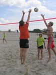 Die M�nner schuften und Melle guckt zu
Gr��e: 450 x 600, 88753 Byte
Urheber: active beach e.V. / Tobi