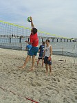 Marek verformt den Ball
Gre: 450 x 600, 100751 Byte
Urheber: active beach e.V. / Tobi