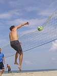 Markus testet die Netzqualitt
Gre: 450 x 600, 66122 Byte
Urheber: active beach e.V. / Tobi