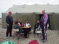 Fertig! nach dem Zeltaufbau: ein Bier!!!
Gre: 640 x 480, 54528 Byte
Urheber: active beach e.V.