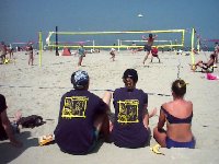 Jan beim Angriff. Man beachte die tollen T-Shirts im Vordergrund!
Gre: 640 x 480, 59488 Byte
Urheber: active beach e.V.