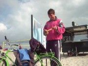 Steffen beim Ankleben des Turniermodus'. (Peter der S... fotografiert mich lieber, statt zu helfen...)
Größe: 640 x 480, 57361 Byte
Urheber: active beach e.V.
