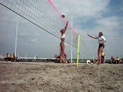 Lehmann gegen Lehmann: Grit beim Angriff gegen die blockende Heike
Gre: 640 x 480, 69785 Byte
Urheber: active beach e.V.