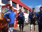 Zufriedener Coach (Der dicke Neffe), rentable Neuverpflichtung (Amöbe) und das Hülsen-leer-Kommando Kasi (1. Landesligaeinsatz der Karriere) und MacLeod (erstmals gar kein Einsatz wegen Grippe-Endemie und Vitamin-B12-Bier-Kur)...
Größe: 600 x 450, 52477 Byte
Urheber: Philipp Klöckner