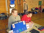 Grübel, grübel und studier, was macht die Nr. ... denn hier. Ralfi und Gollum hatten wenigstens beim Schiedsen alles im Griff.
Größe: 600 x 450, 52541 Byte
Urheber: Sven Behnke