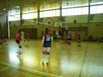 Annie (sie spielt jetzt Mittelblock) im Angriff, Jule, Petra (Zuspiel) und Katja (v.r.) sichern (bzw. sollten es eigentlich tun...)
Gre: 600 x 450, 43345 Byte
Urheber: Heike Grevsmühl