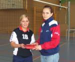 Christin L. übergibt das Amt des Kapitäns an Christin P.
Gre: 600 x 497, 43295 Byte
Urheber: Frank Reichelt
