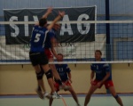 Rene hämmert diagonal, der Ball is leider zuuu schnell
Gre: 600 x 477, 90488 Byte
Urheber: Stephan Kubisch