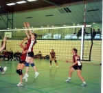 Die eine blockt und die andere schützt sich vor dem Ball.
Gre: 600 x 541, 125895 Byte
Urheber: Petra Moser