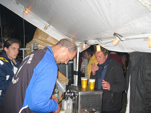 VMV-Bildergalerie: Ein Bayer beim Bierzapfen